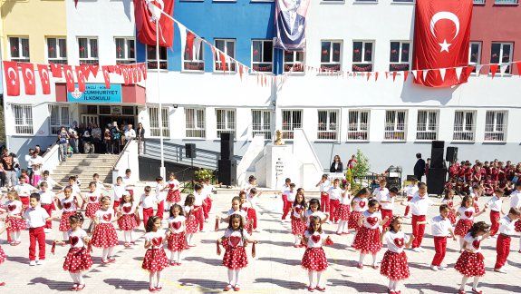 23 Nisan Ulusal Egemenlik ve Çocuk Bayramı kutlama programı Cumhuriyet İlkokulunda gerçekleştirildi.